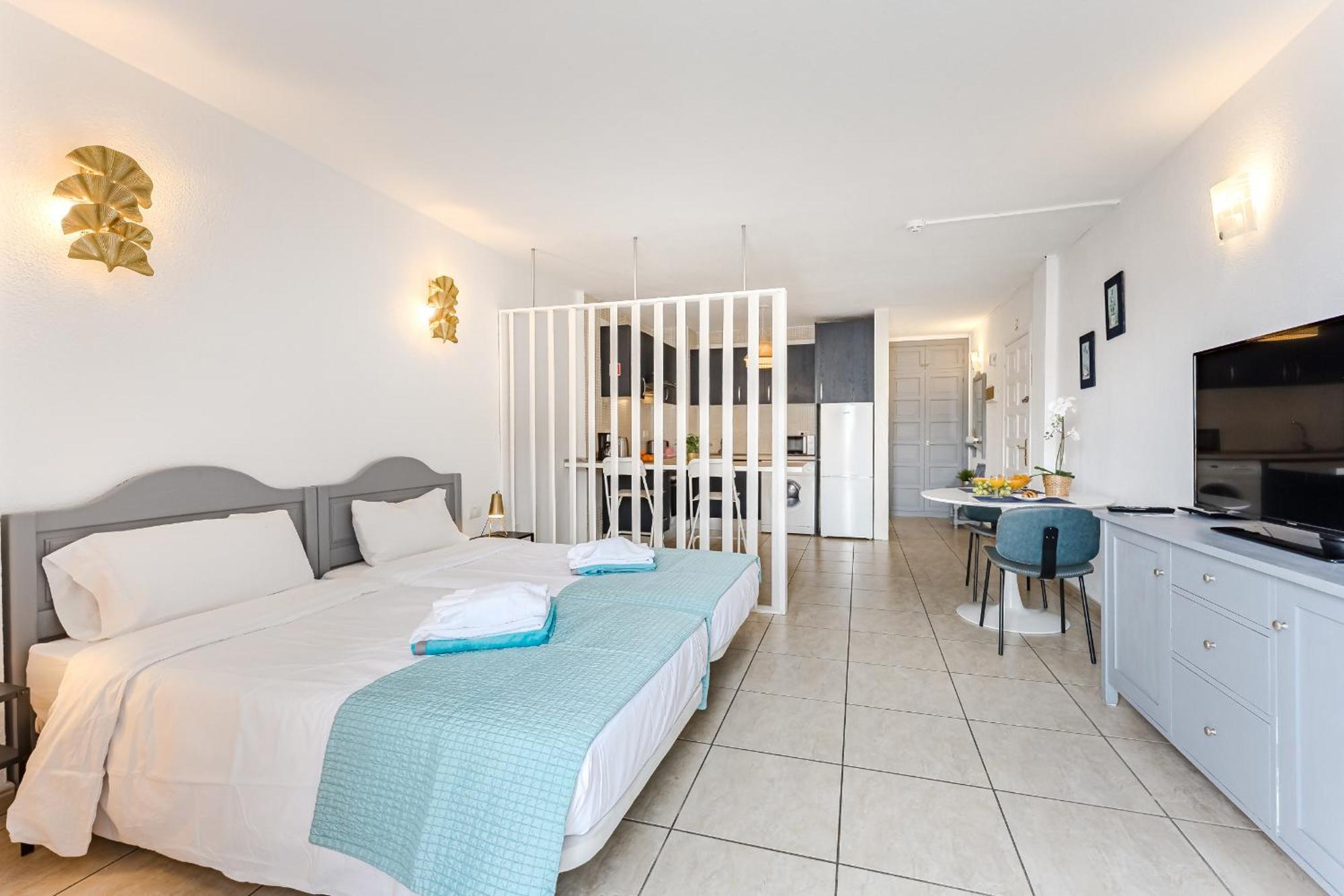 Blue Cristianos By Welcome Tenerife Лос Кристианос Екстериор снимка