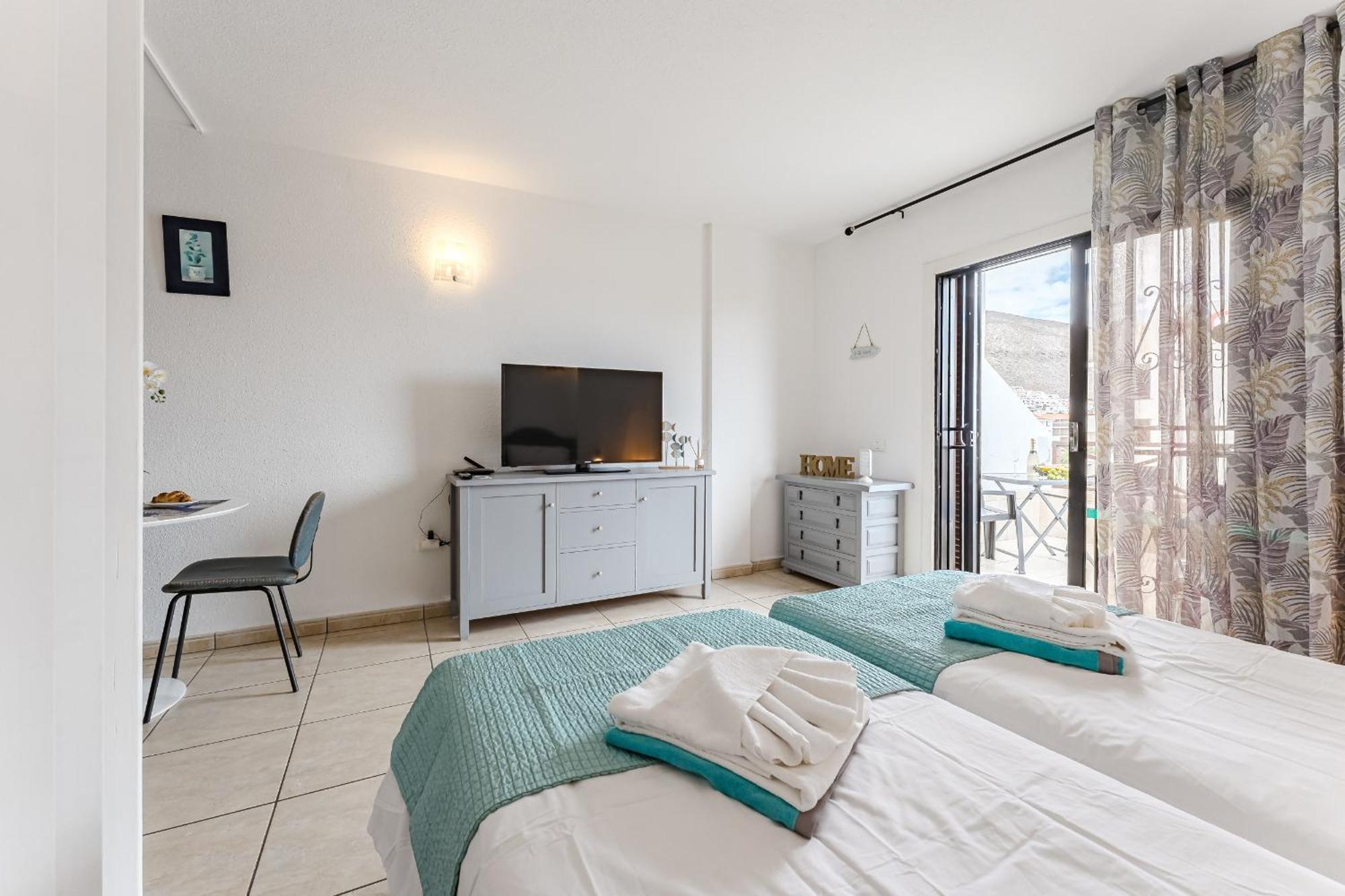 Blue Cristianos By Welcome Tenerife Лос Кристианос Екстериор снимка